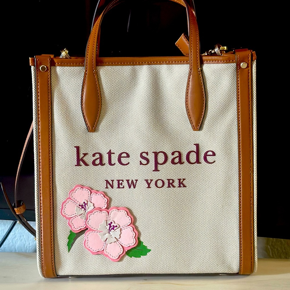 Kate Spade.New w/o tags,never used Will not negotiate price. Can only buy in HI